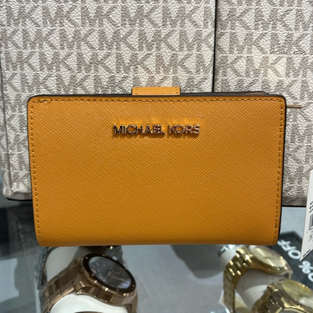 MICHAEL KORS
Medium Crossgrain Leather Wallet
Cider
NWT